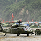 Tropas chinas transportan a un sobreviviente desde un helicóptero S-70 en un helipuerto improvisado en Yingxiu, provincia de Sichuan, suroeste de China, el 29 de mayo de 2008.